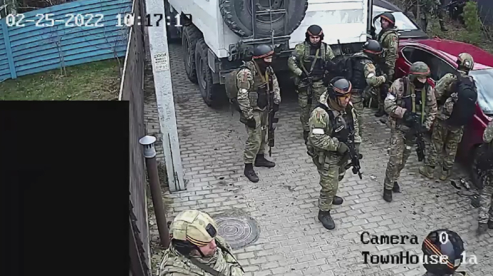 Шесть часов расстреливали мирные авто в Гостомеле: обнародованы кадры военного преступления РФ